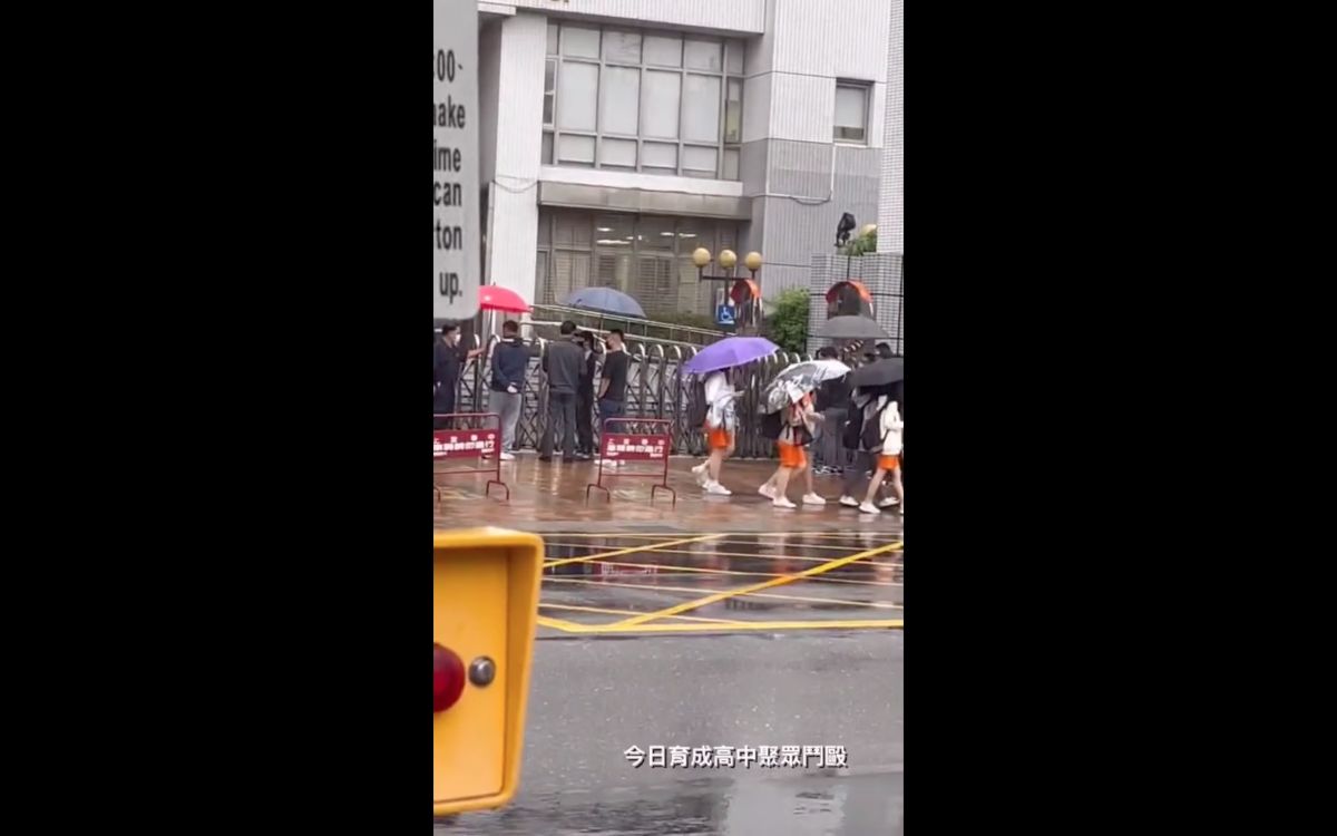 ▲有網友分享北市南港區育成高中，今（2）日放學時校門出現黑衣人聚集，爆料說是「聚眾鬥毆」，不過警方否認。（圖／翻攝自記者爆料網）