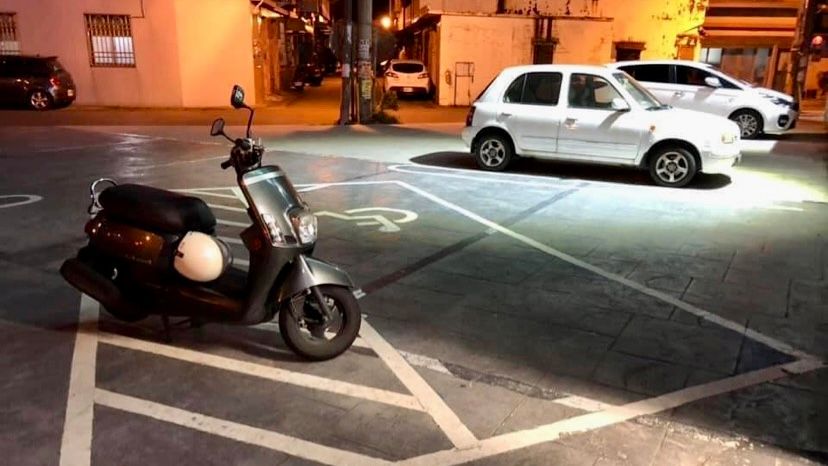 ▲乖乖停在格子裡錯了嗎？真相曝光超尷尬，許多機車族都不知道，照片中的斜線區並非停車格，而是殘障車位下車區。（圖／楊先生提供）