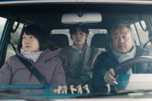 新加坡電影《花路阿朱媽》,(左起)洪慧芳將與姜亨錫、鄭東煥兩位南韓演員有精彩對手戲。 ▲新加坡電影《花路阿朱媽》,(左起)洪慧芳將與姜亨錫、鄭東煥兩位南韓演員有精彩對手戲。(圖/采昌國際多媒體提供)