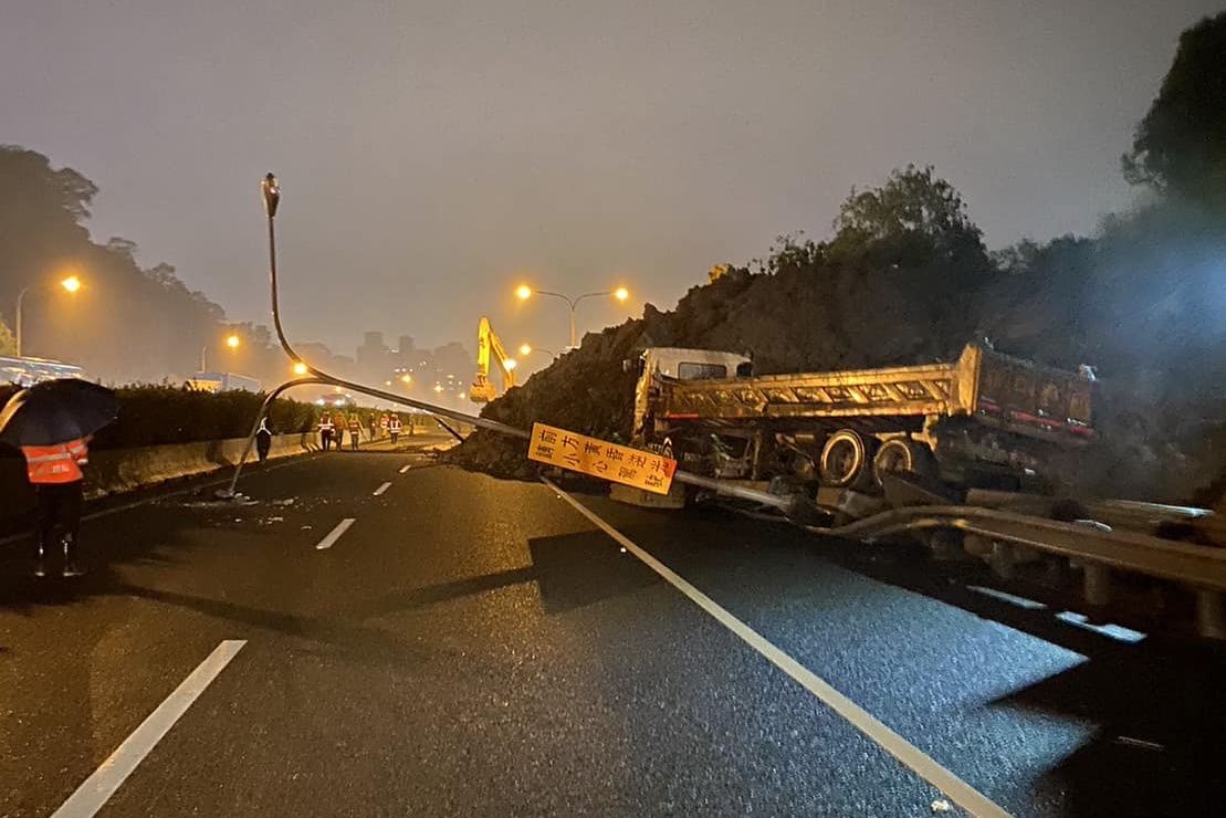▲國道1號南向汐止交流道，今（2）日傍晚發生「走山」事故，土石滑落掩埋車道，警消已在現場排除中。（圖／翻攝自基隆人日常臉書）