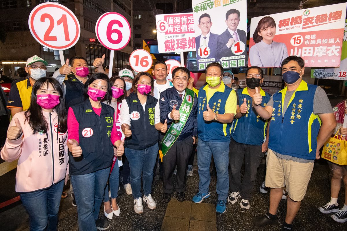 ▲黃偉哲特別北上替隔離中林佳龍與議員候選人們造勢，特別送上來自下營的蔭油，音似台語「會贏」，期盼帶來好運。（圖／林佳龍競辦提供）