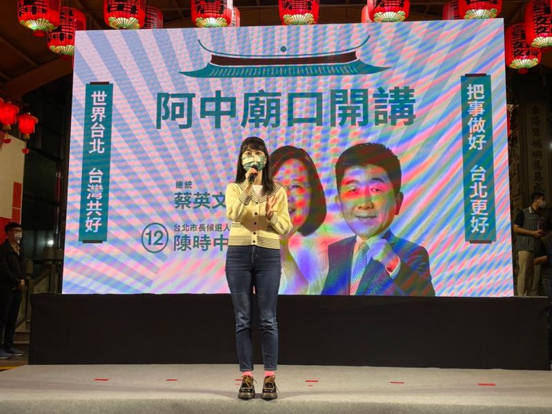 ▲陳時中於東湖慈后宮舉行第7場廟口開講，在地立委高嘉瑜也到場力挺。（圖／記者黃宣尹攝，2022.11.02）