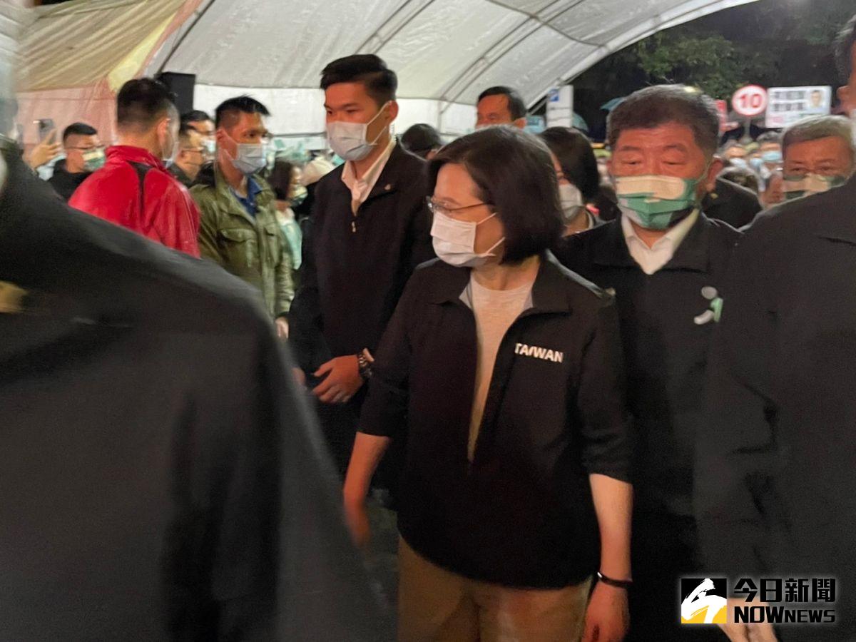 ▲蔡英文抵東湖慈后宮，第3度出席陳時中廟口開講活動。（圖／記者黃宣尹攝，2022.11.02）