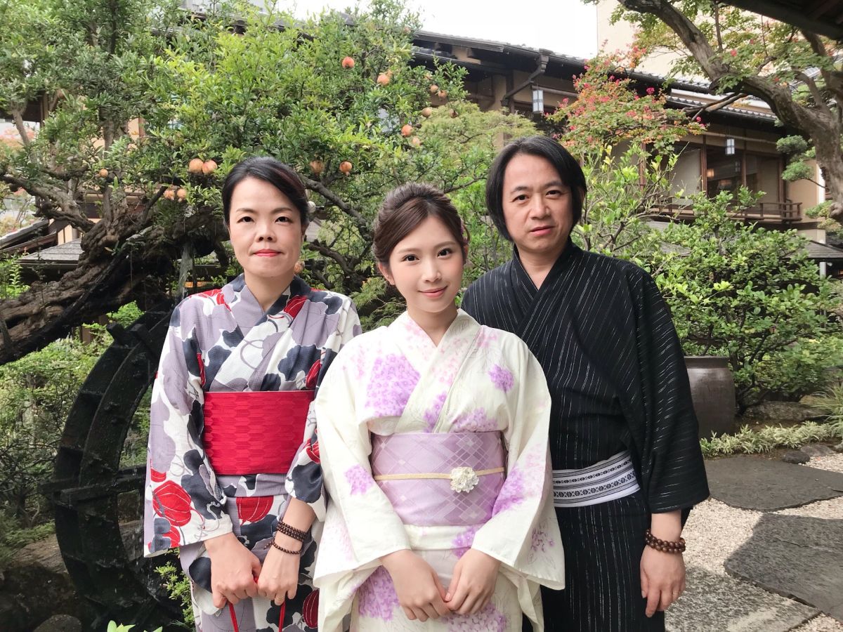 ▲鄭家純（中）與經紀人康姐（左）、徐震諒老師（右）。（圖／千巡影世提供）