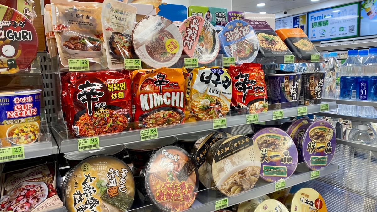 ▲全家周末限時3天祭出農心辛炒麵買一送一，單袋約28元，網友激推超好吃必囤。（圖／記者黃韻文攝）