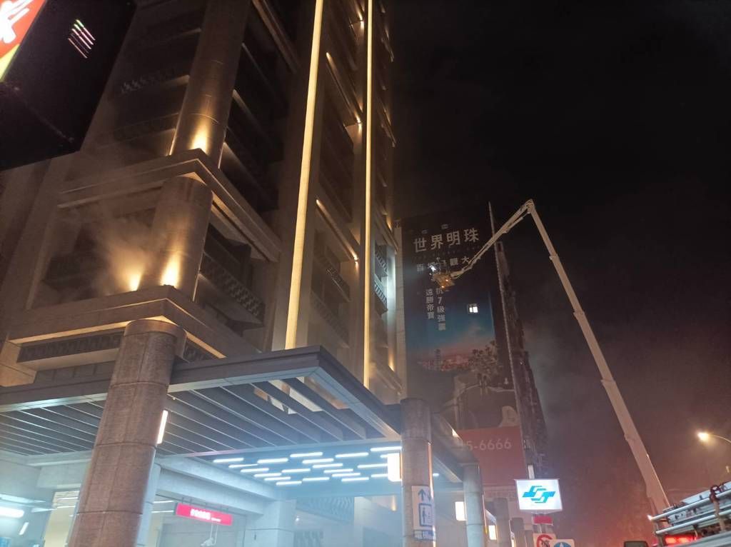 ▲今（2）日晚間，北捷信義安和站共構大樓傳出火警，警消急疏散住戶，並關閉1樓捷運出口。（圖／翻攝畫面）