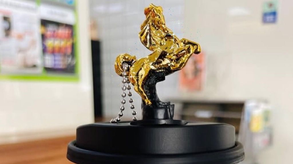 ▲全家推出「金馬聯名杯塞」，買咖啡用9元就能加購，開賣首日就在網路引起熱議。（圖／取自IG@cornbelle）