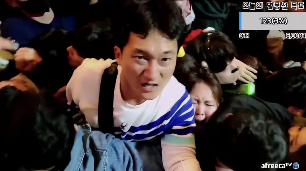 ▲南韓直播主貝吉特（배지터）日前人也在梨泰院踩踏事故現場，獲救影片曝光。（圖/YT@살청）