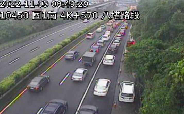 ▲今（3）日一早上班通勤時間，車流湧入，八堵-五堵已經「紫爆」，時速僅11公里，嚴然成為大型停車場。（圖／翻攝國道監視器）