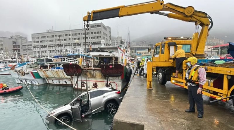 八斗子漁港車輛墜海!70歲男受困駕駛座 送醫搶救仍不治