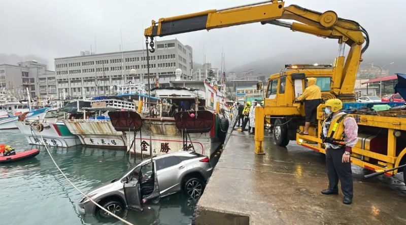 ▲基隆市八斗子漁港，今天（3日）凌晨5時許，一輛LEXUS休旅車不明原因突然衝入海中。（圖／翻攝畫面）