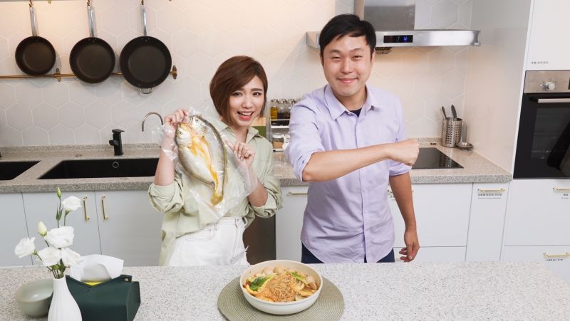 ▲李問登上《一碗麵的時間》，與黃彩玲對談近年深耕馬祖、進而參選連江縣長的心路歷程。（圖／民進黨提供）