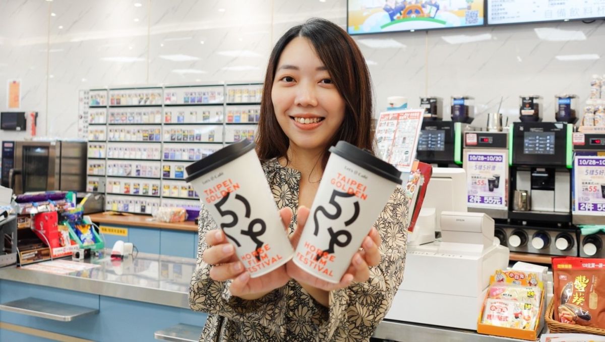 ▲全家咖啡換上金馬聯名杯身及杯套，並祭出特濃美式、特濃拿鐵任2杯99元限時優惠。（圖／業者提供）