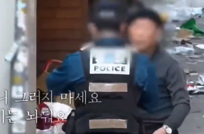 ▲韓國警察到場驅離。(圖/微博:米兔的韓流生活)