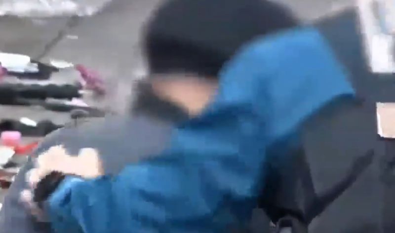 ▲警察輕拍老闆的背安慰,自己也動容流淚。(圖/微博:米兔的韓流生活)
