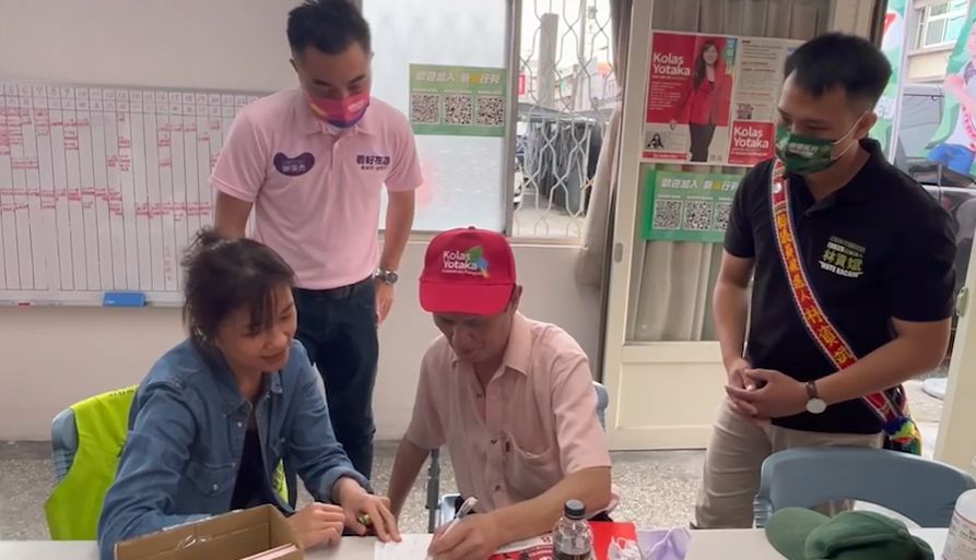 ▲中風失語的支持者彭先生步行到總部表明要捐200元給Kolas，只為用行動支持花蓮改變，感動眾人。（圖／翻攝自Kolas臉書）