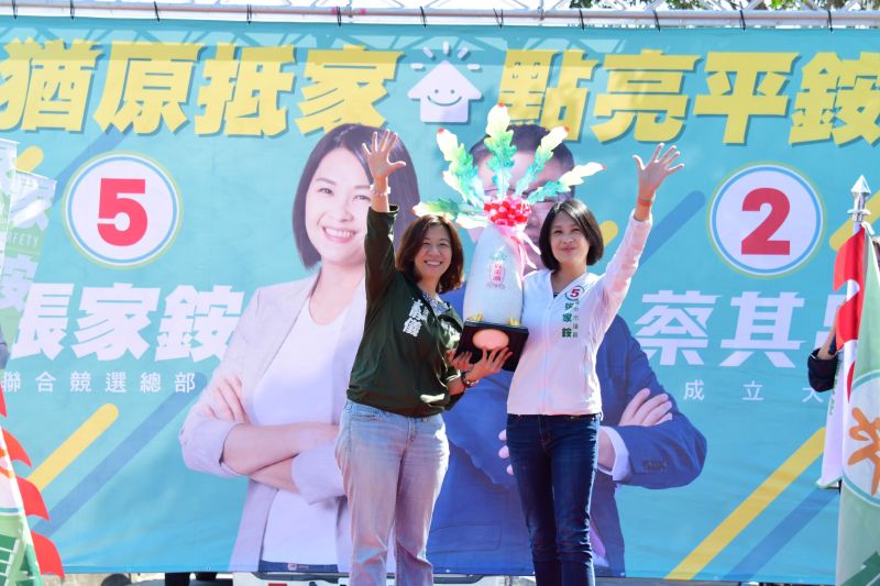 ▲張家銨在中二立委補選時積極輔選林靜儀,林靜儀投桃報李多次為她站台。(圖/翻攝張家銨臉書,2022.11.03)