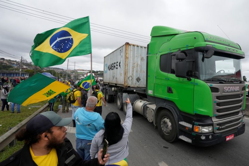 影／巴西總統選舉失利！呼籲粉絲合法示威：別用卡車擋路
