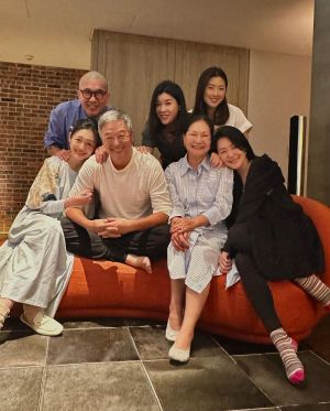 ▲大S(前排左)夫婦和王偉忠溫馨聚會,S媽(前排右二)與女婿具俊曄S(後排左)首度同框。(圖/翻攝自林慧晶IG) ▲大S(前排左)夫婦和王偉忠溫馨聚會,S媽(前排右二)與女婿具俊曄S(後排左)首度同框。(圖/翻攝自林慧晶IG)