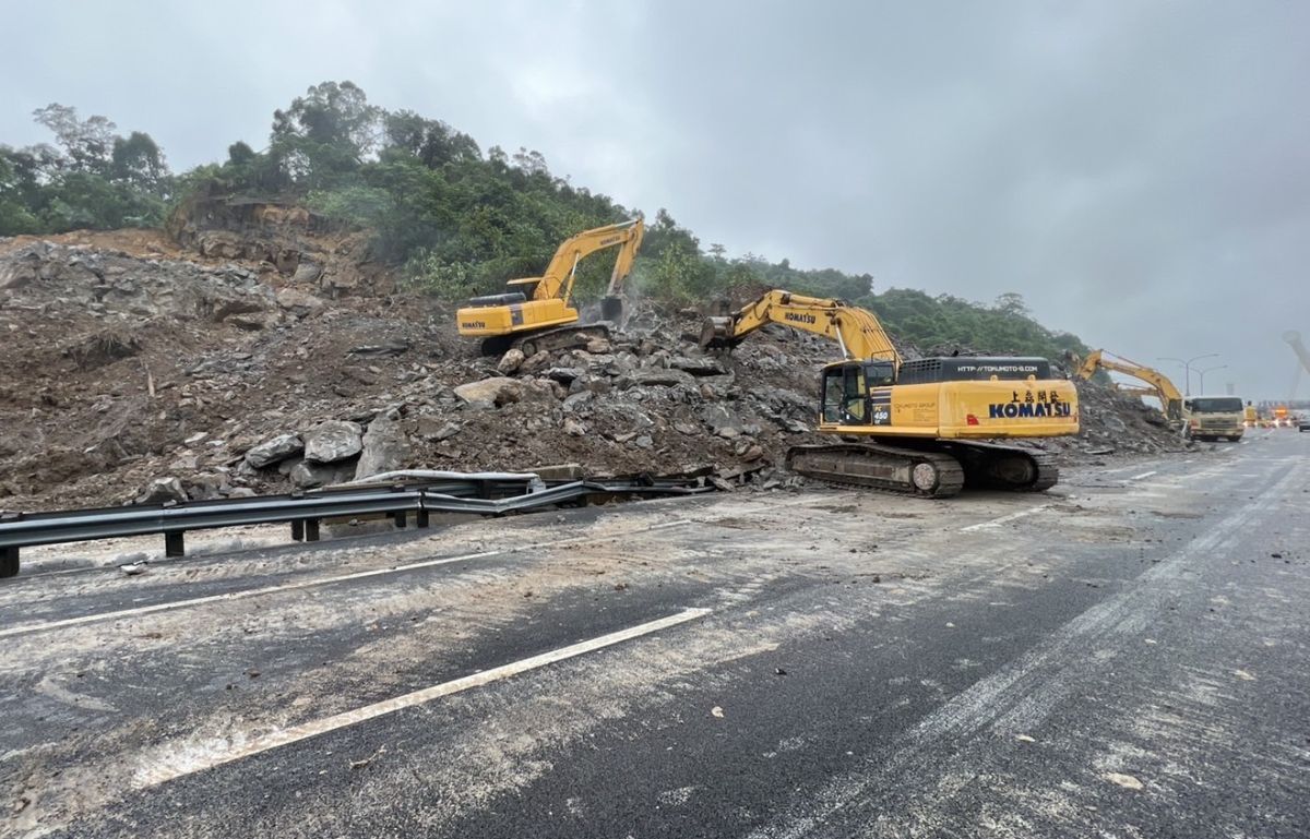 ▲交通部長王國材表示，該處主線共有2線車道，今日清晨國道南向的內側車道已開放通車，另一線車道預計是下週一（7）開放通車。（圖／高公局提供）