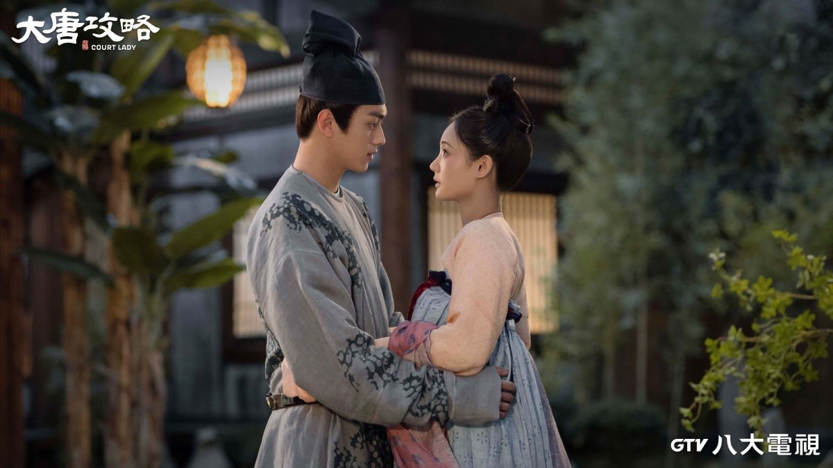 ▲許凱（左）在《大唐攻略》與李一桐甜蜜互動，因私下兩人太熟，來不及心跳加速，即投入下場對戲。（圖／八大）