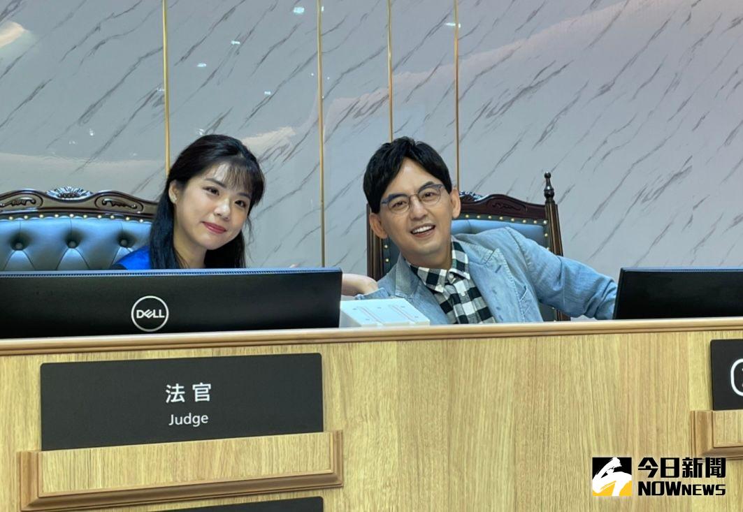 ▲黃子佼與北院美女法官歐陽儀拍攝開箱北院國民法官專庭影片（圖／記者潘千詩攝，2022.11.03）