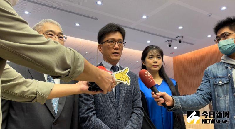 ▲黃子佼與北院美女法官歐陽儀拍攝開箱北院國民法官專庭影片。司法院發言人張永宏受訪(圖/記者潘千詩攝,2022.11.03)