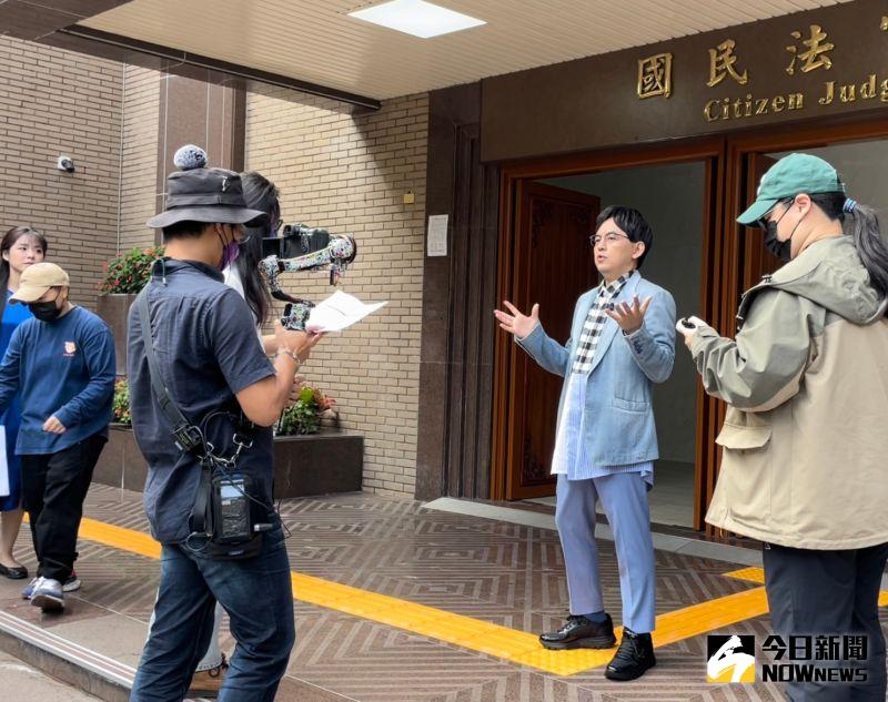 ▲黃子佼與北院美女法官歐陽儀拍攝開箱北院國民法官專庭影片(圖/記者潘千詩攝,2022.11.03)