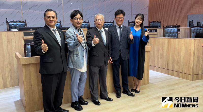 ▲黃子佼與北院美女法官歐陽儀拍攝開箱北院國民法官專庭影片(圖/記者潘千詩攝,2022.11.03)