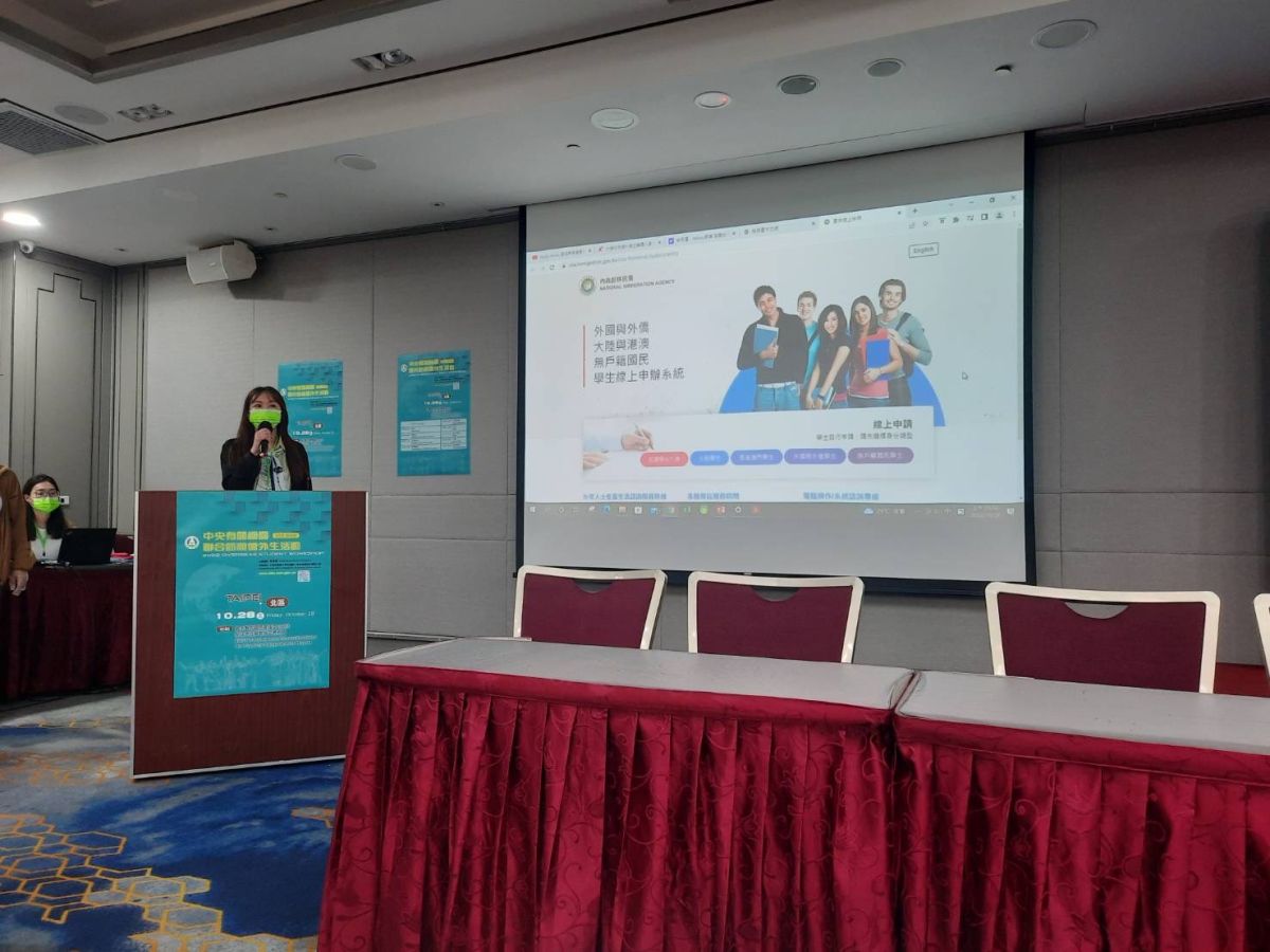 ▲移民署北區事務大隊台北市服務站移民官於「中央有關機關聯合訪視僑外生活動」中講解外籍學生居留證線上申辦方式。（圖／移民署提供）