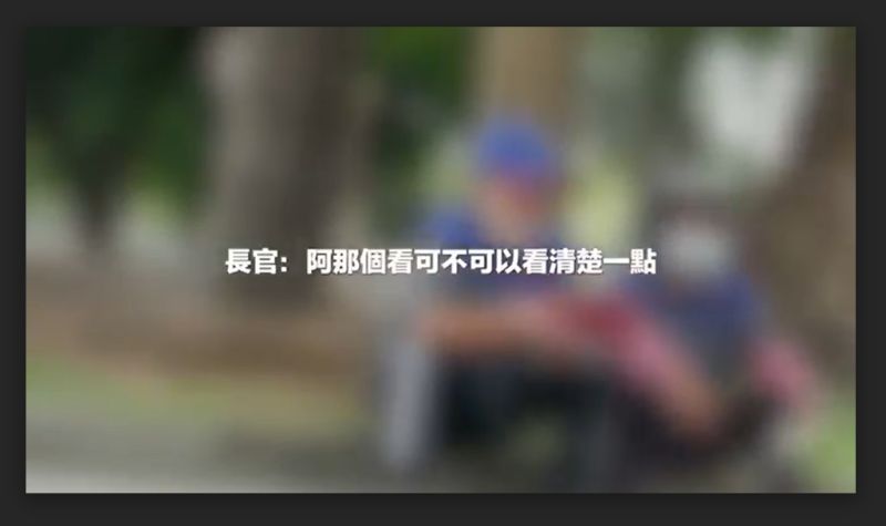 ▲助理發現公園旁有位阿姨電話開擴音,回報遠處蔡其昌的一舉一動。(圖/蔡其昌競總提供,2022.11.03)