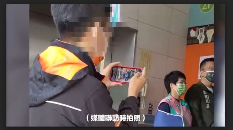 ▲蔡其昌在太平市場拜票時受訪,助理發現有一名男子在外圍拍攝回報。(圖/蔡其昌競總提供,2022.11.03)
