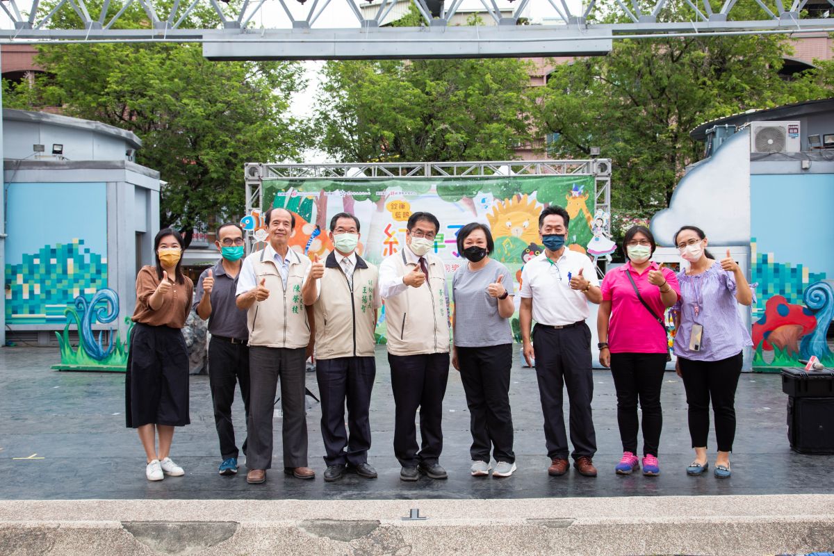 ▲台南市長黃偉哲(左5)、副秘書長王揚智(左4)、社會局長陳榮枝(左4)、錠嵂基金會董事長李淑芬(右4)、錠嵂保經處經理蔡國松(右3)等多位貴賓出席支持活動，台南市文化中心。（圖／錠嵂藍鵲社福基金會提供）