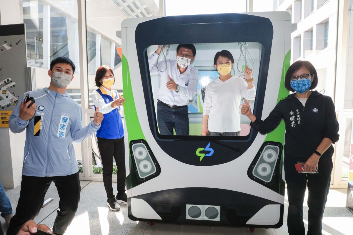 ▲謝龍介和盧秀燕等人在捷運站的車廂立板合影留念。（圖／台中市政府提供，2022.11.03）