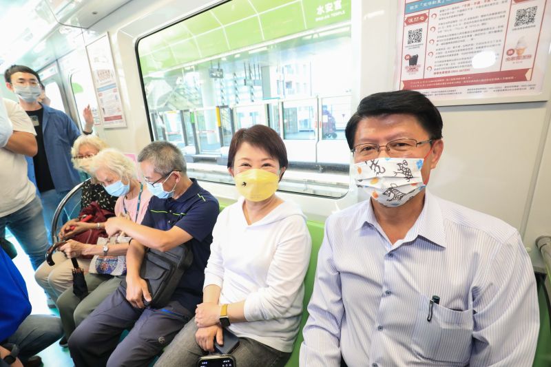 ▲盧秀燕同框謝龍介搭乘台中捷運。(圖/台中市政府提供,2022.11.03)