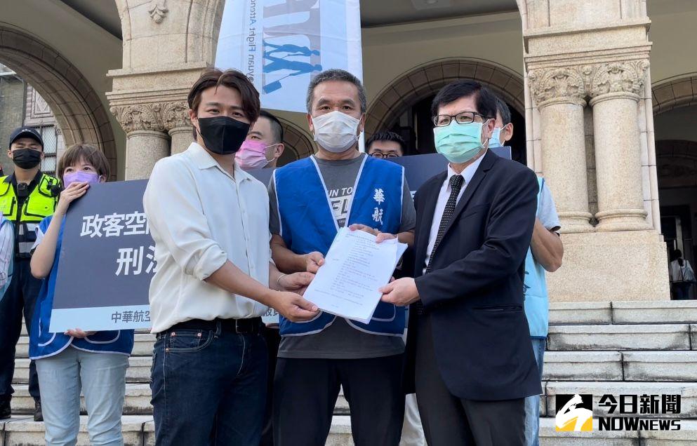 ▲憲法法庭書記廳副廳長林吉輝（右）接受陳情（圖／記者潘千詩攝，2022.11.03）