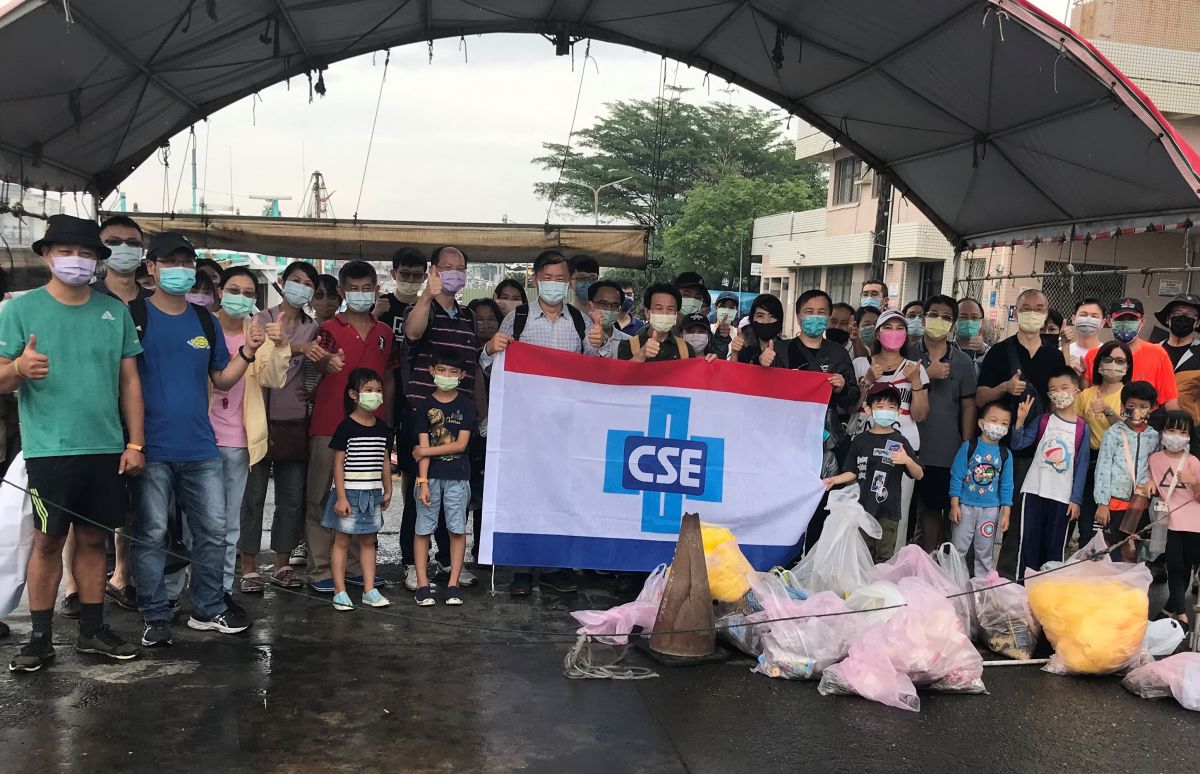 ▲中鋼運通公司舉辦高雄市梓官區蚵仔寮淨灘活動。(圖／記者黃守作攝)