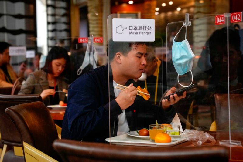 ▲香港當局今天宣布多項放寬防疫限制的措施，當中包括餐廳不再有人數限等。（圖／美聯社／達志影像）