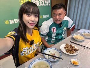 黃捷穿球衣合體蘇致榮　諷柯志恩是「母雞踩小雞」
