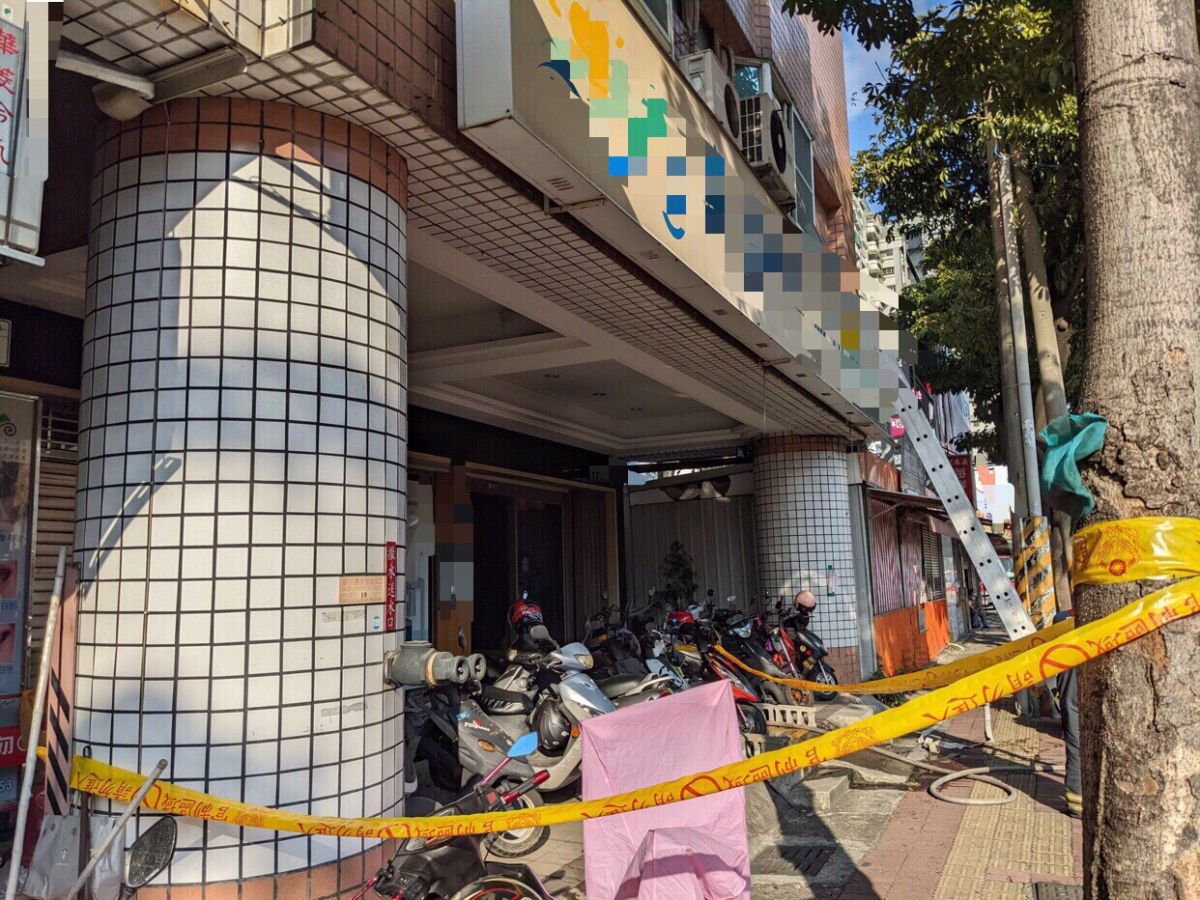 ▲牙醫診所突然發生火警，竟是男子求復合遭拒自焚。（圖／翻攝畫面）