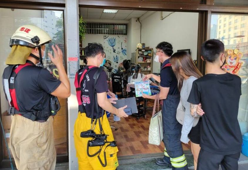 ▲高雄市一位40歲黃姓男子，今（3）日下午前往楠梓區一間牙醫診所與43歲謝姓女子談判，黃男想要復合遭拒，竟將汽油往自己身上澆，引發火警，警消趕到現場搶救。（圖／翻攝畫面）