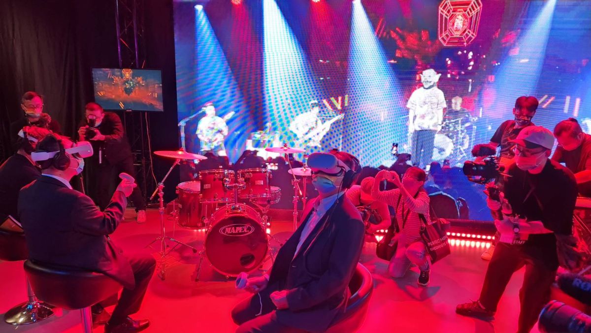 ▲2022TCCF創意內容大會未來內容展今（3）日開展，集結國內外19件沉浸式節目，展現多種科技題材。圖為「請神造夢:XR沉浸式演唱會」體驗。（圖／記者李琦瑋攝，2022.11.03）