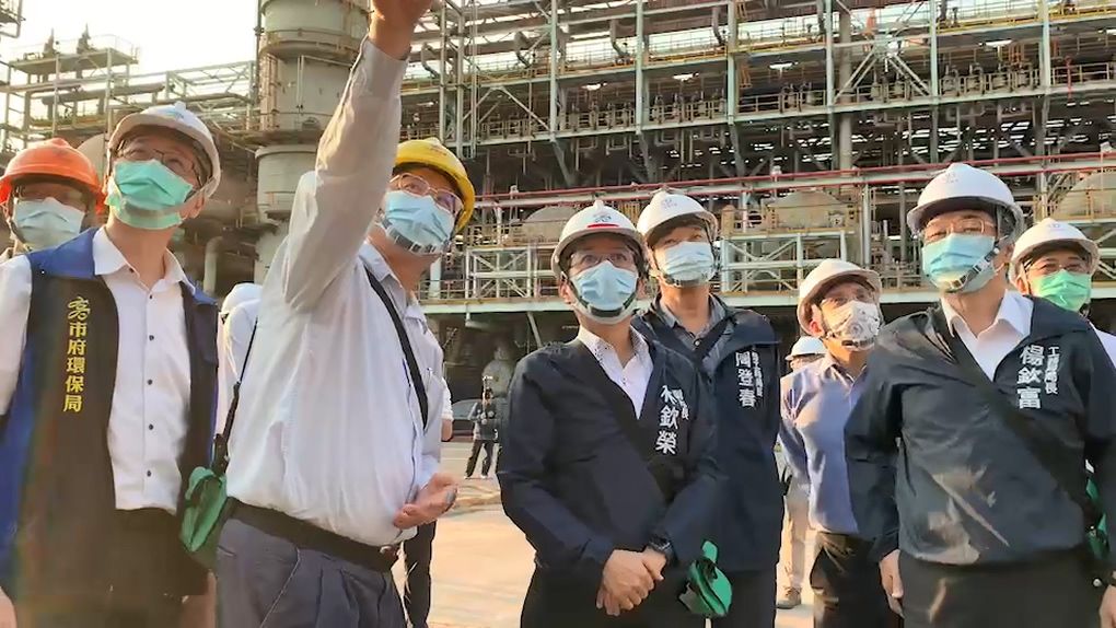 ▲中油大林煉油廠在上個月27日發生第三重油加氫脫硫工場爆炸起火工安事故，今（3）日下午高雄市副市長林欽榮率相關單位再到事故現場勘查。（圖／翻攝畫面）