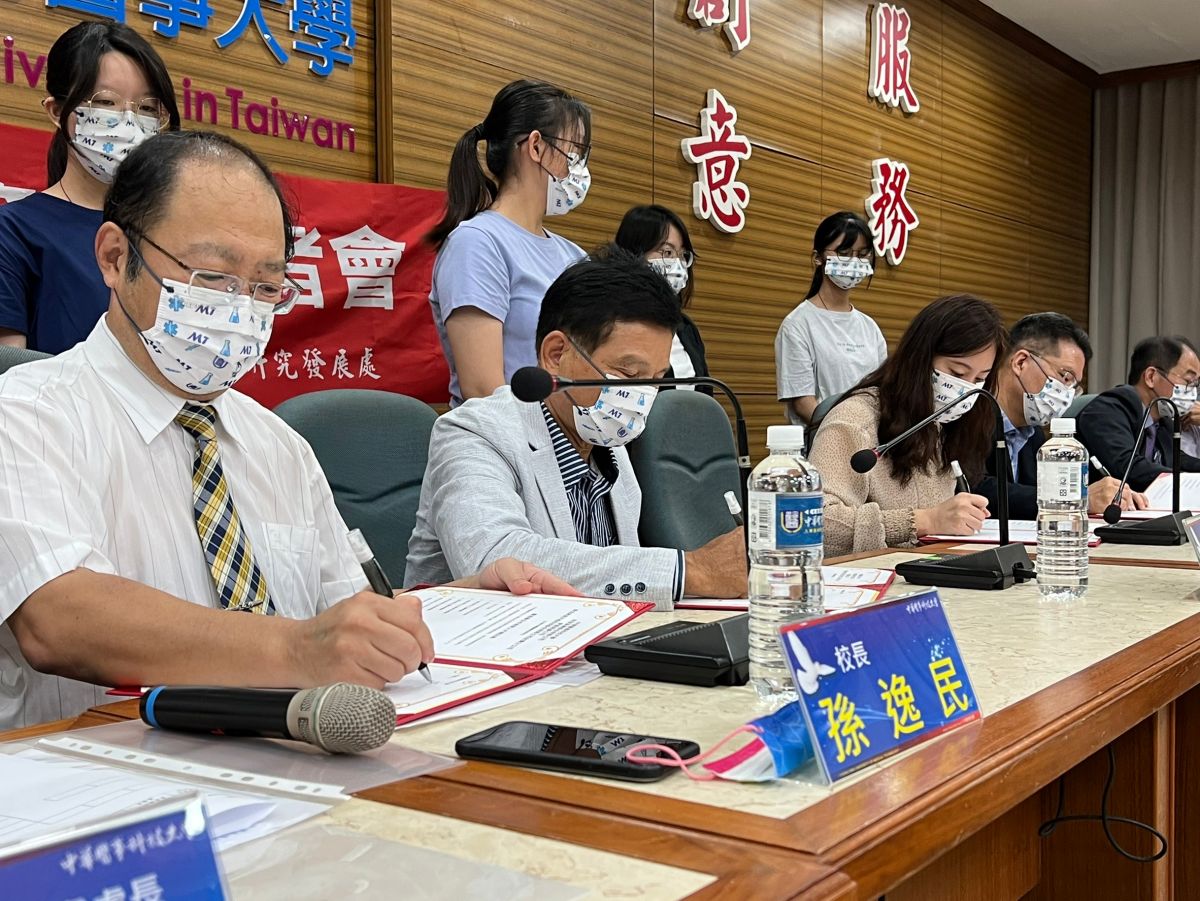 ▲中華醫大校長孫逸民、尚發窯業董事長陳洋裕、東星眼鏡公司總經理盧儀芳、新加坡商天格科技臺灣分公司總經理王昱嵐（左起），共同簽署人才培力產學合作備忘錄（圖／中華醫事科大提供）