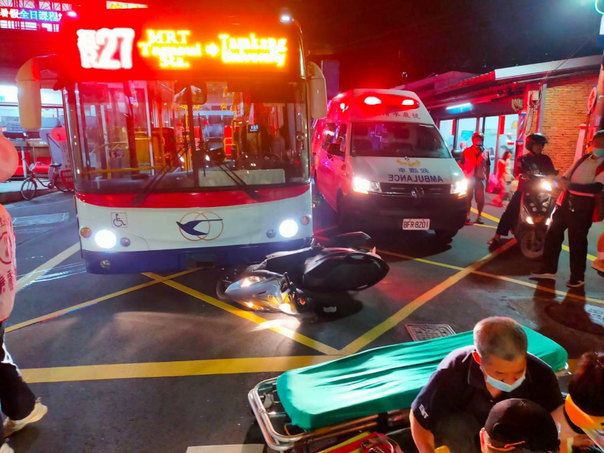 ▲淡水今日傍晚發生一起公車與機車擦撞的事故，機車騎士當場失去意識，送醫搶救中。（圖／翻攝畫面）