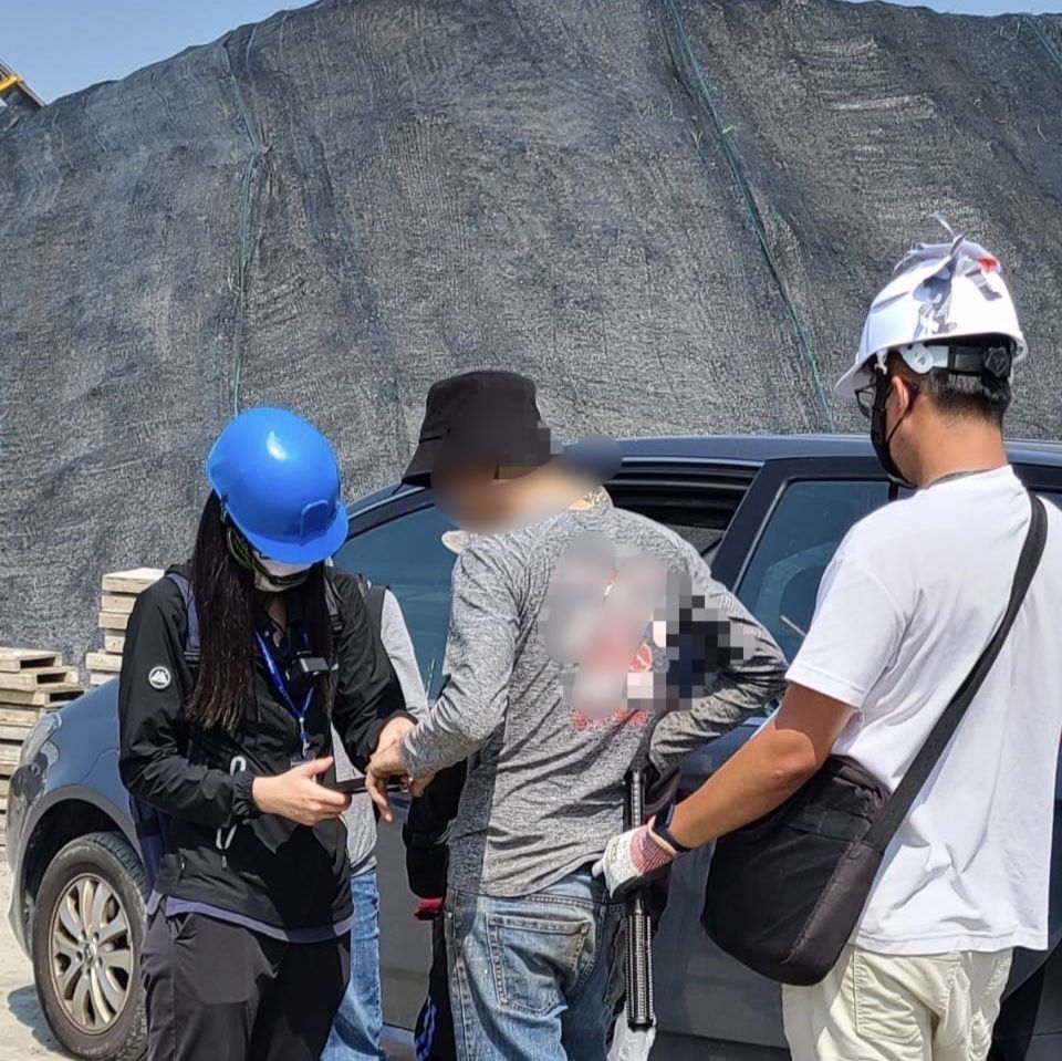 ▲1名失聯移工穿著知名健身房「個人教練」專屬上衣。（圖／移民署南區事務大隊台南市專勤隊提供）