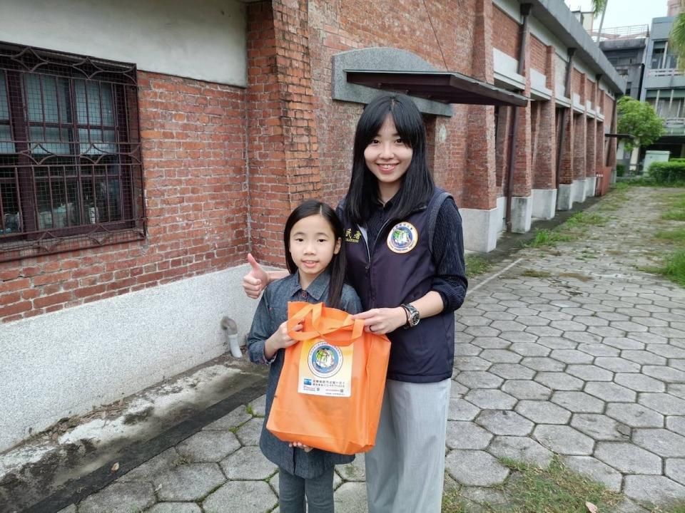 ▲移民署宜蘭縣服務站簡玉屏主任與陳昕妤小朋友合影。（圖／移民署宜蘭縣服務站提供）