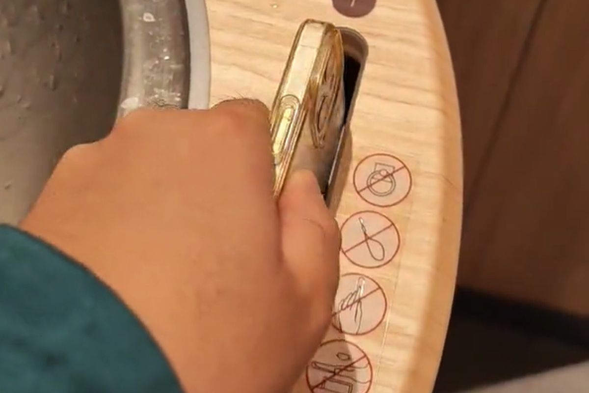 ▲日本這間麥當勞的洗手台凈能洗手機，神祕功能曝光，網友讚：「好方便」。（圖／Twitter：shao1555）