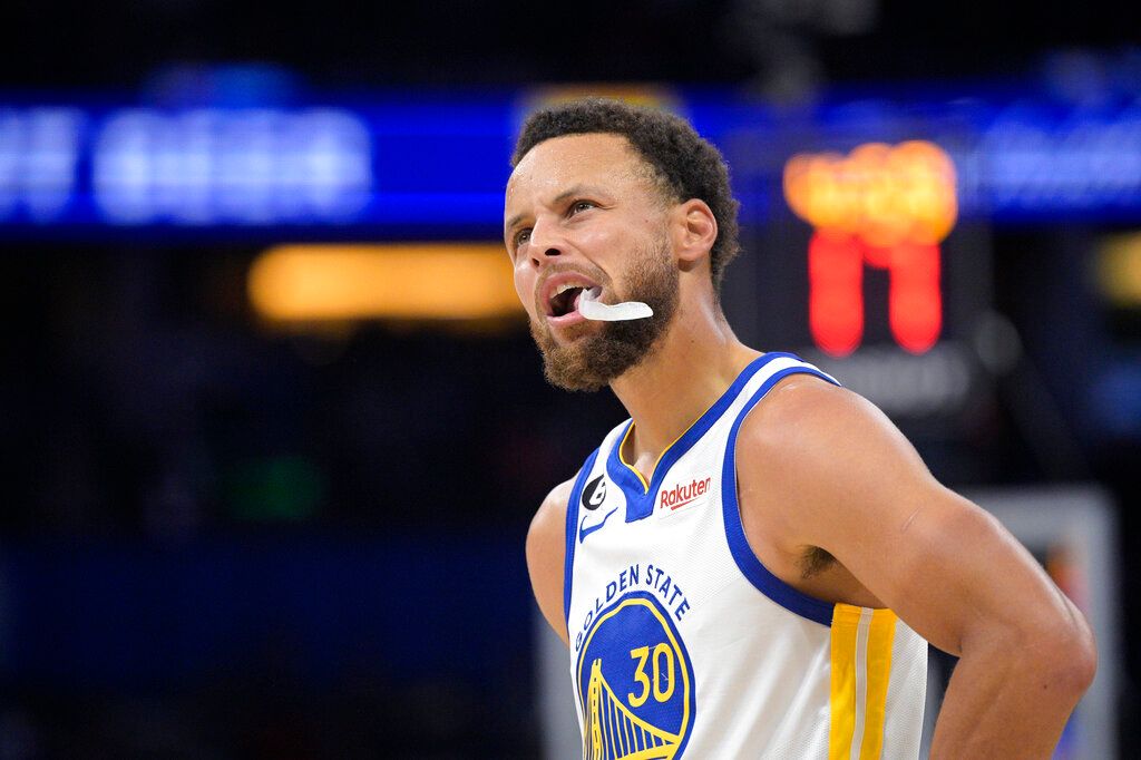 ▲勇士陷入低潮，Stephen Curry在場上露出無奈表情。（圖／美聯社／達志影像）