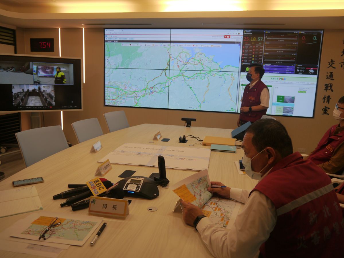 ▲侯友宜於市府聽取交通局、警察局等單位針對搶修進度及汐止尖峰交通疏解作為討論。（圖 ／記者吳嘉億攝，2022.11.4）